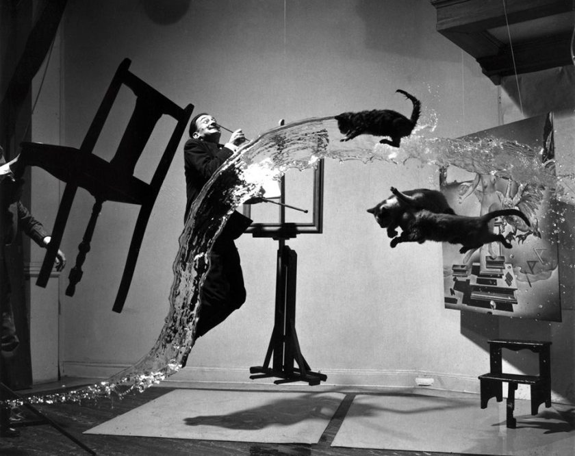 Salvador Dali with cats and water, 1948 Foto Philippe Halsman.